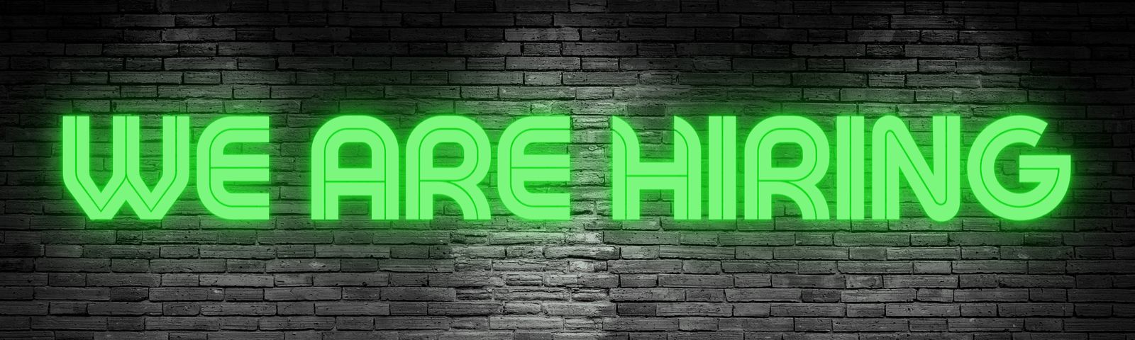 Leuchtschrift „We are hiring“ – doppeltplus sucht Verstärkung